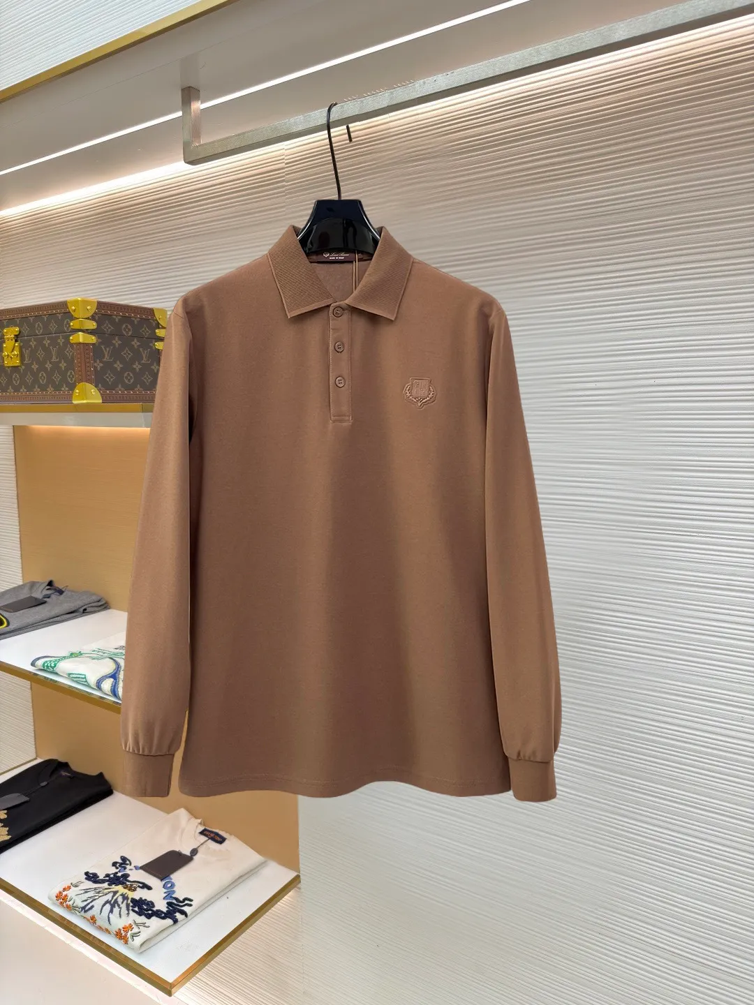 LP New Arrival long-sleeved Polo shirt, original fabric, official Same Style, made of pure cotton pique fabric, custom-made in the same vat, feels very comfortable and smooth, very wide and stylish, produced by factory for first-line brands, imported Behringer embroidery machine, embroidery is full and textured, collar and collar ribs are woven with imported yarn, does not deform after long-term wear, the most New Arrival style in autumn and winter, fashionable and individual Super Versatile and good-looking. It is very suitable for both men and women. It is a must-have for everyone. Size: M-XXXL
